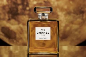为庆祝 CHANEL N°5 香水 100周年，品牌以「5」为灵感打造全新珠宝系列-1